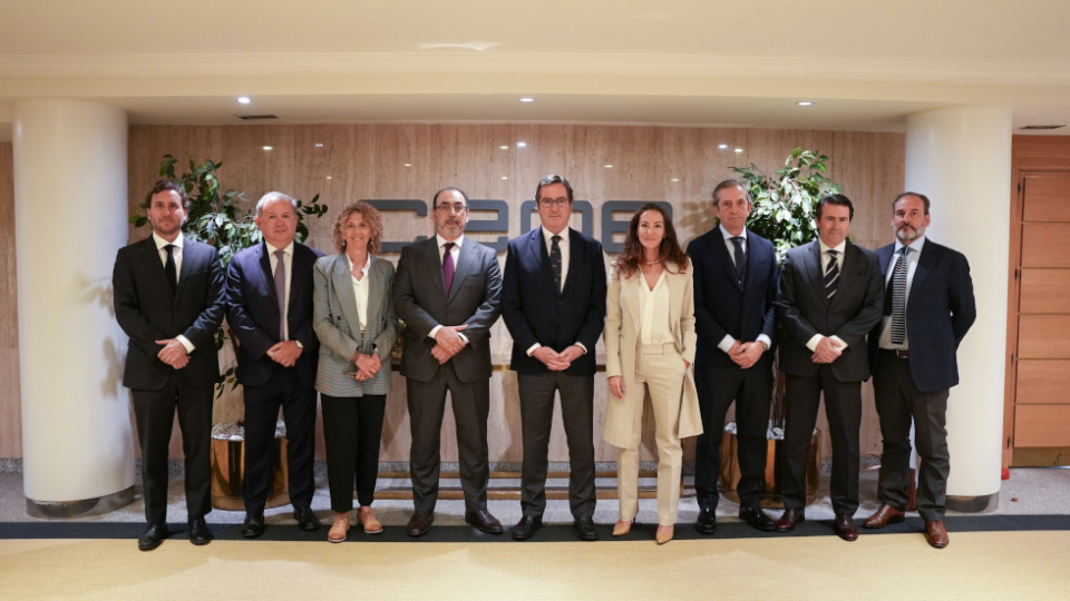 Reuni&oacute;n en la sede de CEOE. (Foto: CEOE).