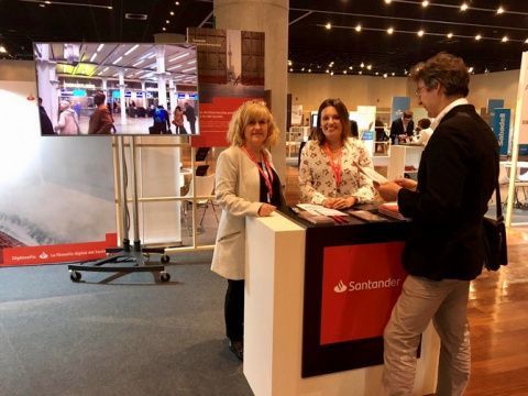Empresarios vascos atendidos por personal de Negocio Internacional en el stand de Banco Santander en Intergune+.