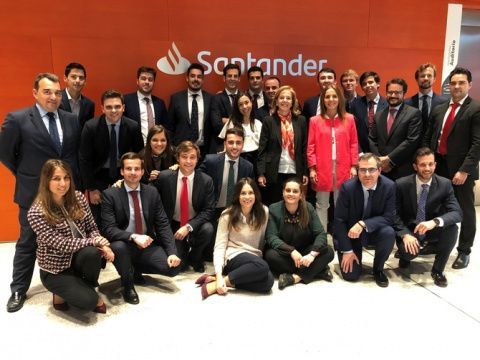 alumnos participantes junto a Belén Díaz, directora académica de SANFI y Pilar Zataraín, directora de área de Auditoría Interna de Banco Santander.