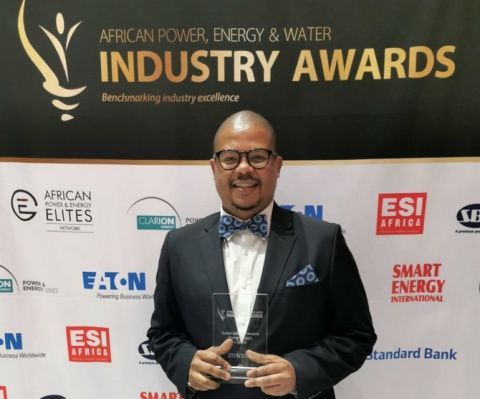 El director regional de SENER en Sudáfrica, Siyabonga Mbanjwa, con el premio Africa Utility Week.