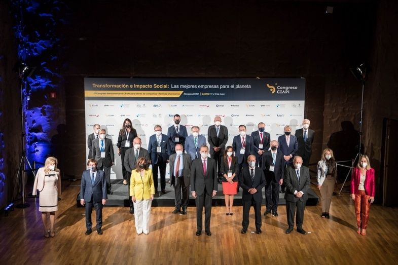 S.M. el Rey Don Felipe con un grupo de empresarios y autoridades en la jornada de clausura del IV Congreso Iberoamericano CEAPI.