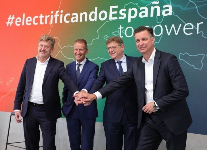 El president de la Generalitat ha asistido a la firma del acuerdo estratégico de colaboración entre el presidente del Grupo Volkswagen y el presidente de Iberdrola.