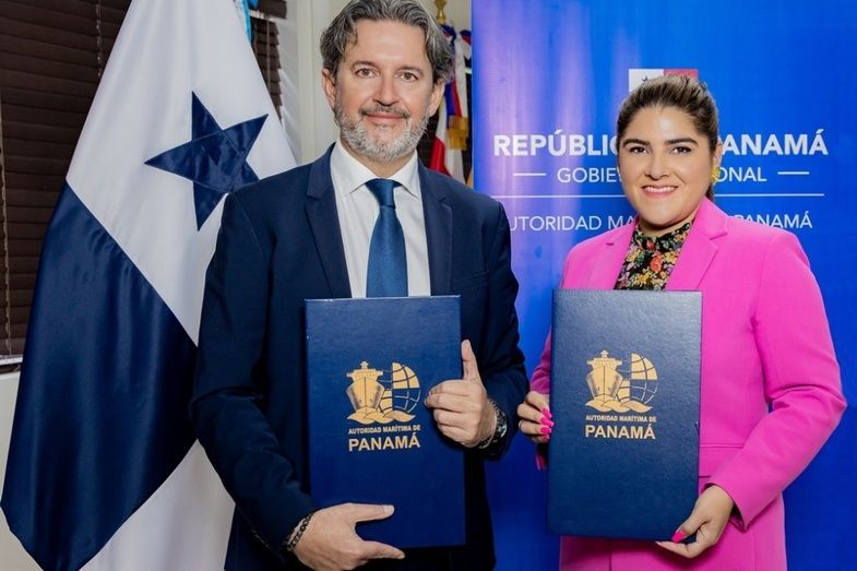Elvia Bustavino, Secretaria General de la Autoridad Marítima de Panamá, junto a Miguel Garín, Director de Desarrollo de Negocio Internacional de la Fundación Valenciaport.