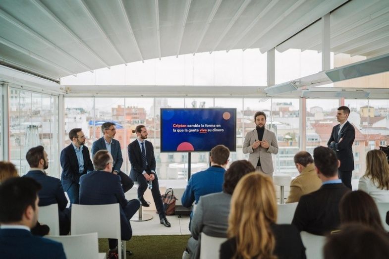 Jorge Soriano, CEO de Criptan, comunica la noticia a empresarios durante el último  Cripran Break celebrado en  Madrid.