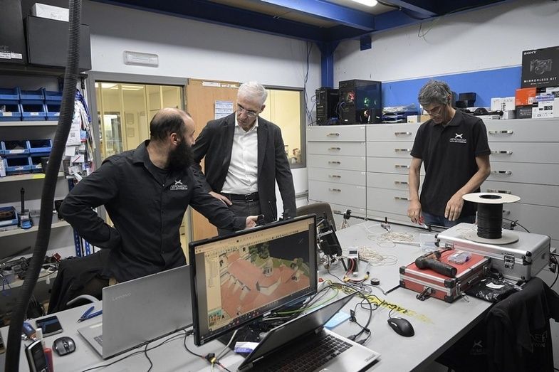 Francisco Conde, visitó en Oleiros las instalaciones de Aeromedia.