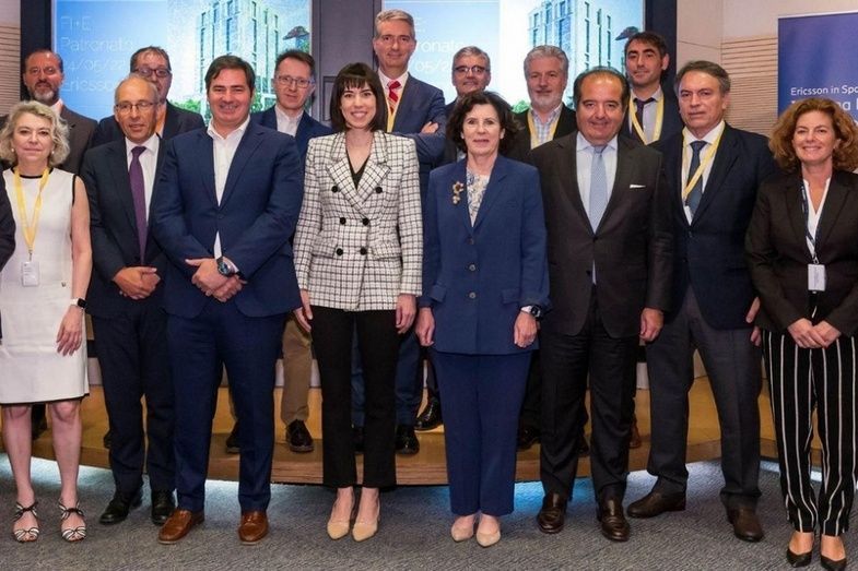 La Ministra junto a los asistentes al acto.