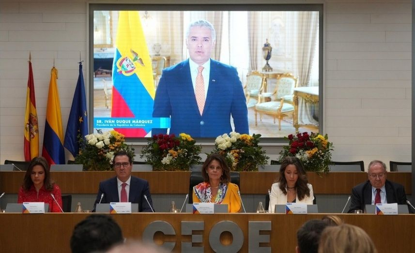 El presidente Iván Duque junto a los demás participantes en la inauguración del Colomnbia Investment Roadshow.