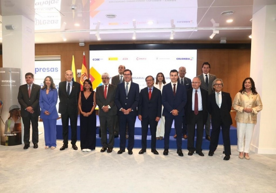 Foto de familia de la delegación institucional española y colombiana previo al Encuentro Empresarial en CEOE
