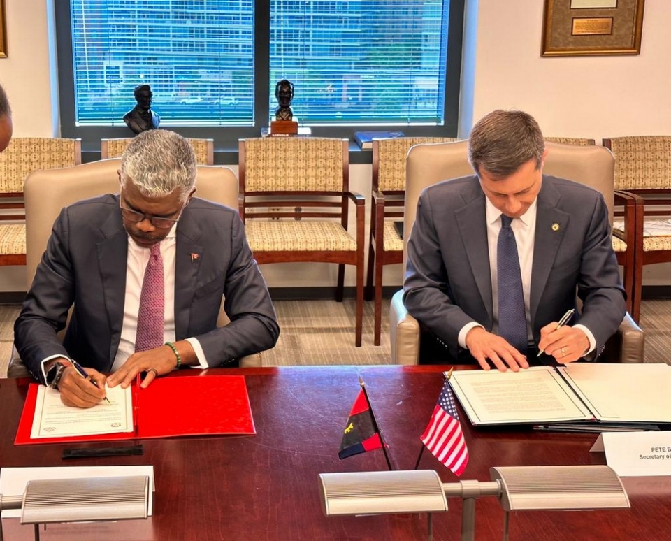 Ricardo Viegas y Pete Buttigieg firman el Acuerdo de Servicios Aéreos de Cielos Abiertos y el Memorándum de Consultas en el Ámbito de la Aviación Civil