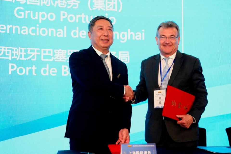 El director general del Shangai International Port Group, Shen Wei; y el subdirector general y responsable de Innovación y Estrategia de Negocio del Port de Barcelona, Santiago Garcia-Milà.