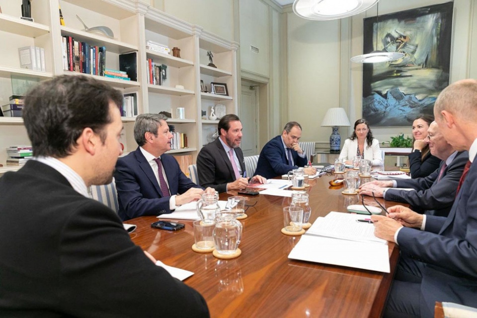El ministro de Transportes y Movilidad Sostenible, Óscar Puente, durante la reunión con los representantes de la Comisión Europea sobre el Corredor Atlántico.