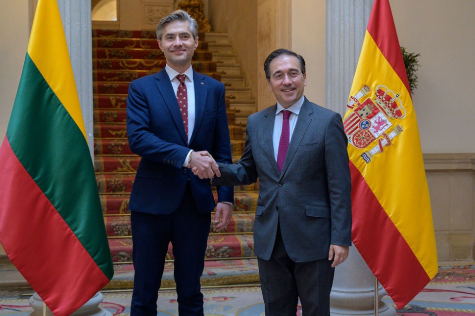 El ministro de Asuntos Exteriores, Unión Europea y Cooperación, José Manuel Albares, con su homólogo lituano, Kęstutis Budrys.