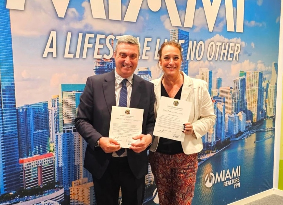 Miguel Ángel Gómez Huecas (FADEI) y Luz Juffin (Miami Realtors), tras firmar el acuerdo en el SIMA.
