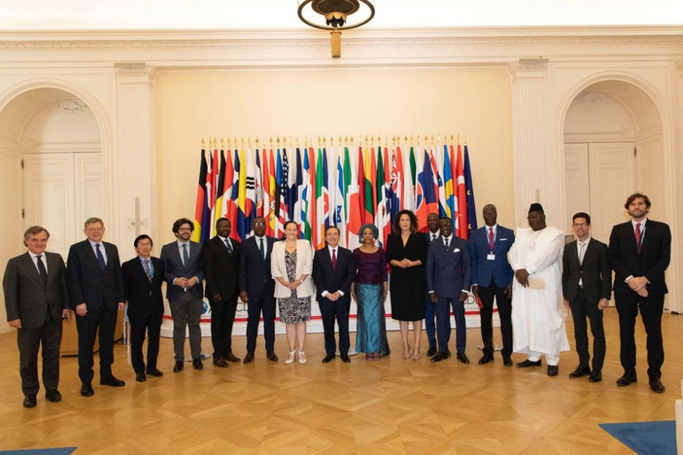 El ministro de Asuntos Exteriores, Unión Europea y Cooperación, José Manuel Albares, en la foto de grupo de la reunión.