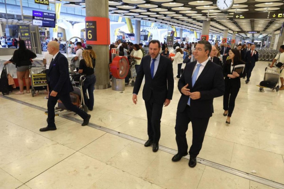 El ministro de Transportes y Movilidad Sostenible, Óscar Puente, durante su visita al aeropuerto Adolfo Suárez Madrid-Barajas.