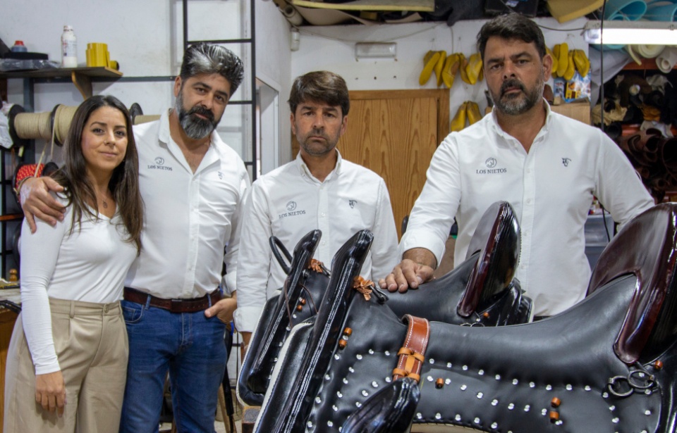 Los hermanos Tejero, Jesús, Juanma y José Andrés, son los visionarios artesanos del cuero que han sabido combinar el oficio que les legara su abuelo con las ventajas que ofrecen las nuevas tecnologías.