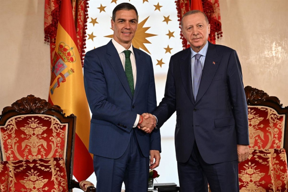 El presidente del Gobierno, Pedro Sánchez, y el presidente de la República de Turquía, Recep Tayyip Erdoğan, se saludan | Pool Moncloa/Borja Puig de la Bellacasa.