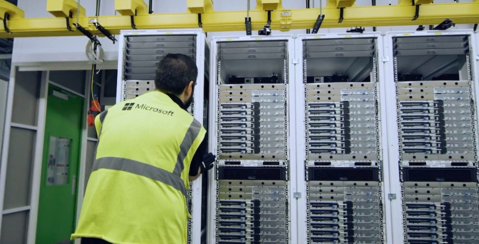 Operarios de Microsoft en centro de datos.