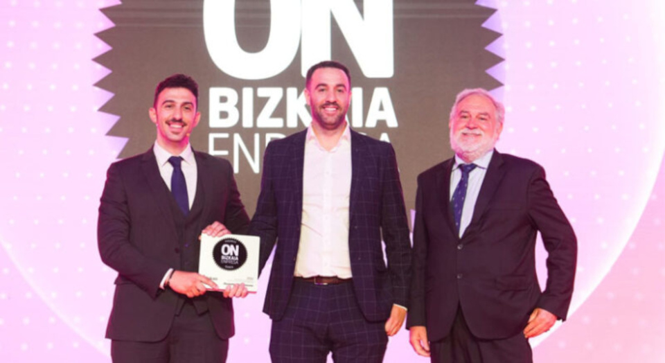 Los responsables de Auxema Stemmann Espa&ntilde;ola SL han recibido el Premio ON al Mejor Proyecto de Internacionalizaci&oacute;n de la mano de Jos&eacute; Ignacio Zudaire, presidente de la C&aacute;mara de Comercio de Bilbao. (Foto: C&aacute;mara de Come
