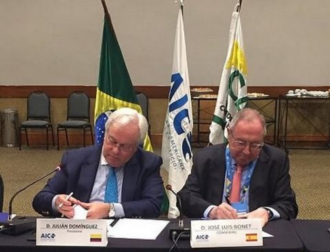 Firma de acuerdo entre el presidente de la Cámara de España y el presidente de AICO.