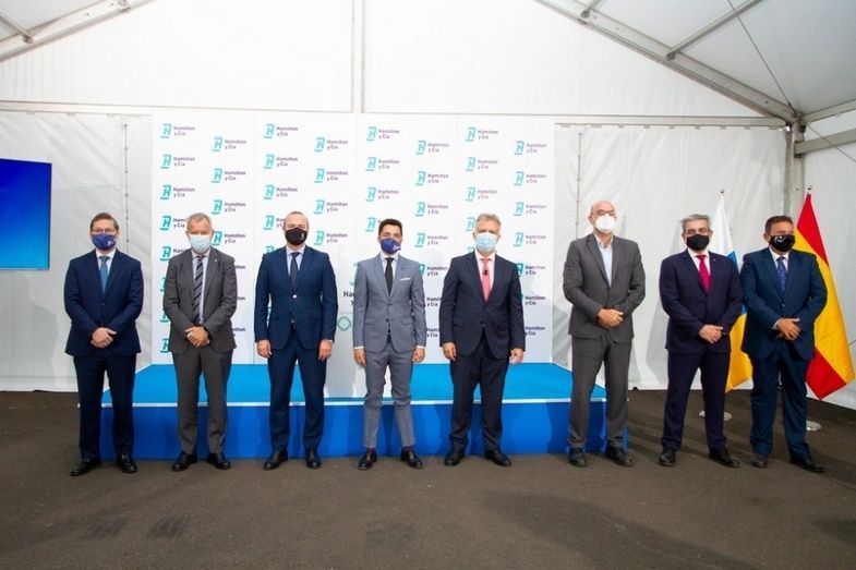 Foto de familia del acto de inauguración.