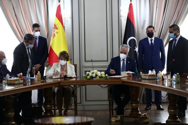 El momento de la firma. Foto: Pool Moncloa