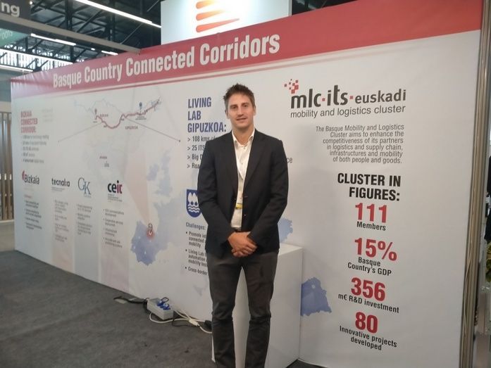 Ramiro Fernández, responsable de internacionalización del Clúster de Movilidad y Logística de Euskadi, en el stand del Clúster en el ITS European Congress.