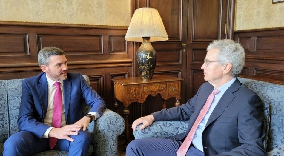 La reunión con el Embajador de Reino Unido.