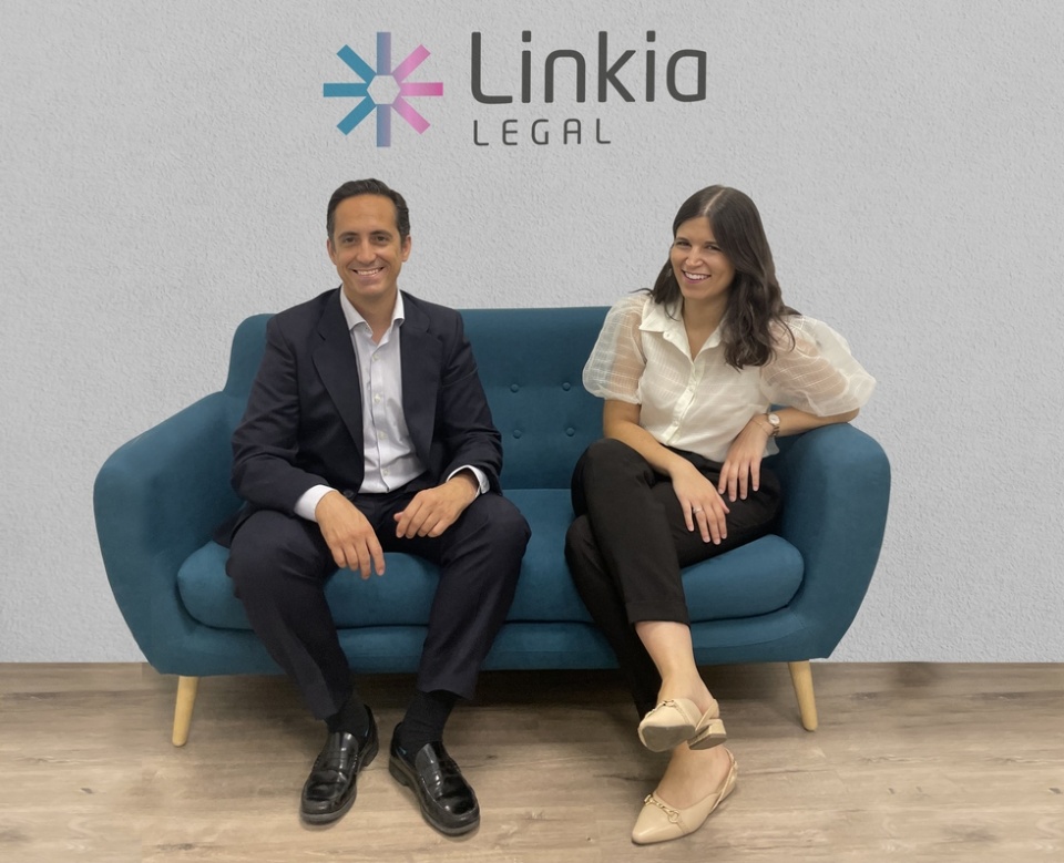 Sergio Román Alonso y Carmen López Lizán, socios directores y fundadores de Linkia Legal.