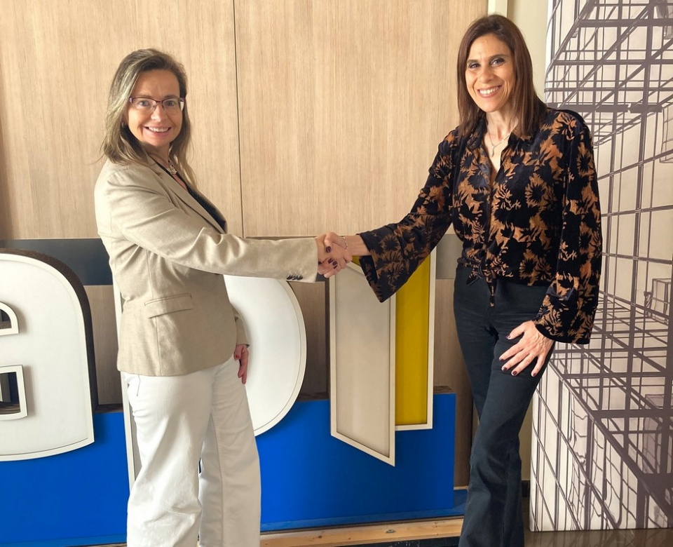 Anna Puigdevall, directora general de la AIC (izquierda), y Andrea Rodríguez, fundadora de Proptech LATAM Summit (derecha).