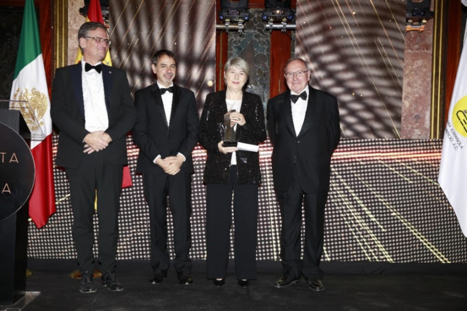 Carmen Riu recibió el premio de manos de Antonio Basagoiti, presidente de la CAMESCOM; Juan Duarte, Embajador de España en México; y José Luis Bonet, presidente de la Cámara de Comercio de España.