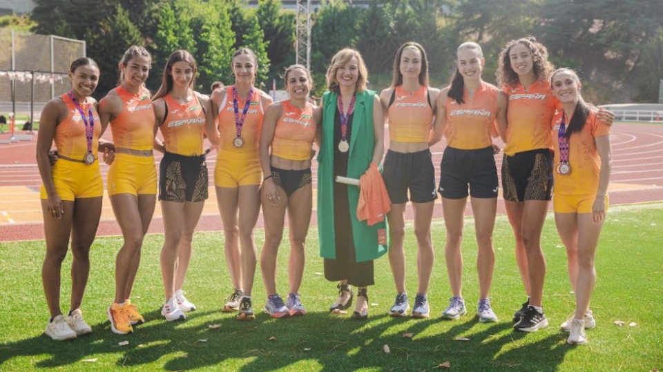 Pilar Alegría felicita a las atletas del 4x400 y 4x100.