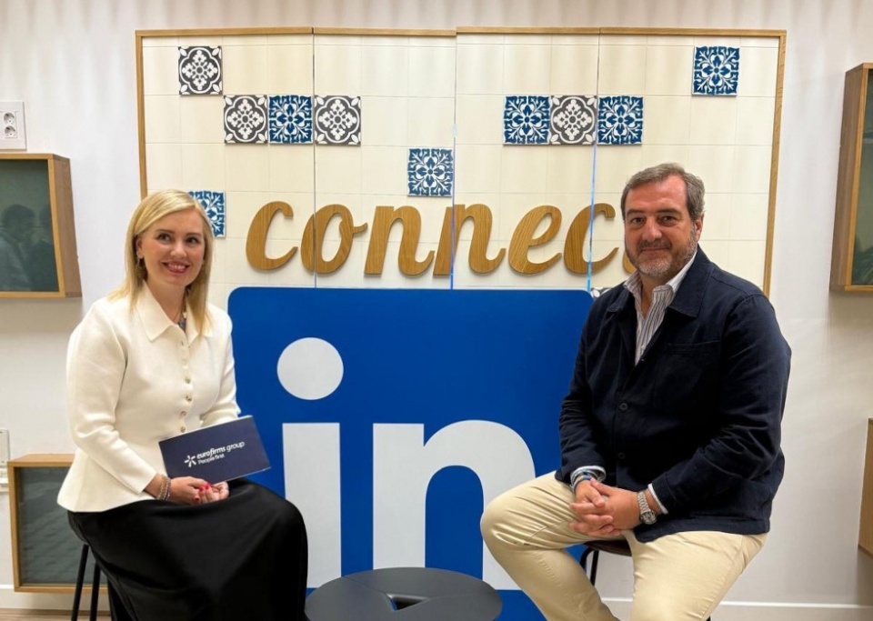 En la imagen: Anna Golsa, directora general corporativa de Eurofirms Group, y Ángel Sáenz de Cenzano, director general de LinkedIn España y Portugal.