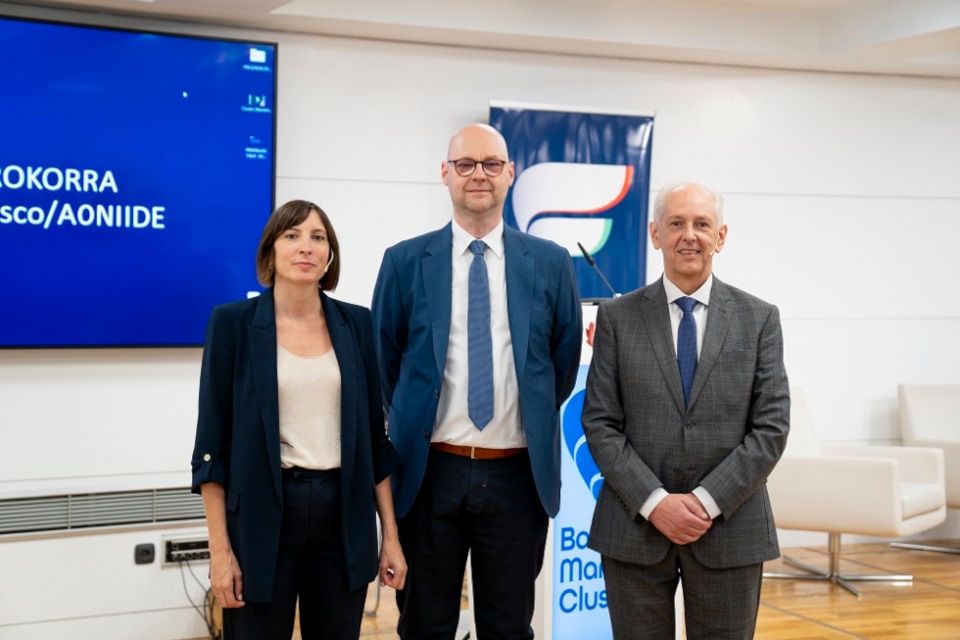 Aitor Uriarte, presidente del Foro Marítimo Vasco; Sarai Blanc, directora del Foro Marítimo Vasco; y, Christophe Tytgat, secretario general de la asociación de astilleros y fabricantes de equipo marino, SEA Europe. 