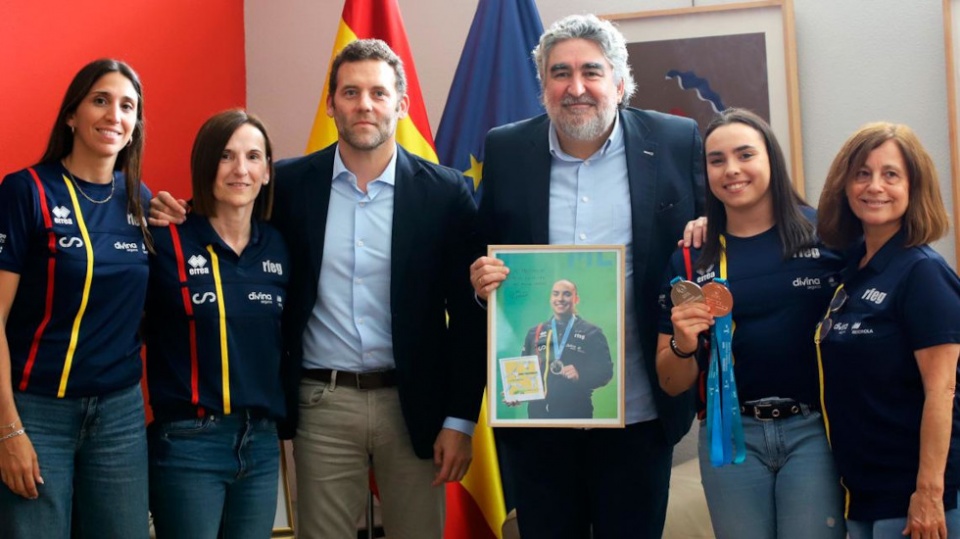 Rodríguez Uribes felicita a Alba Petisco.