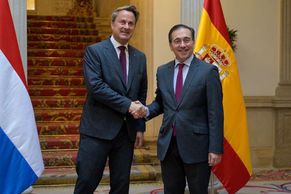 ​El ministro de Asuntos Exteriores, Unión Europea y Cooperación, José Manuel Albares, saluda al ministro de Asuntos Exteriores luxemburgués, Xavier Bettel.