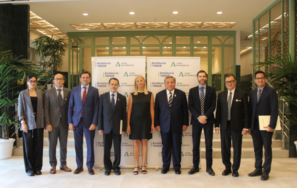La viceconsejera de Economía, Amelia Martínez, y el Excmo. Sr. Muhammad Najib, embajador de Indonesia en España, inauguran la jornada ante una veintena de firmas de la comunidad.