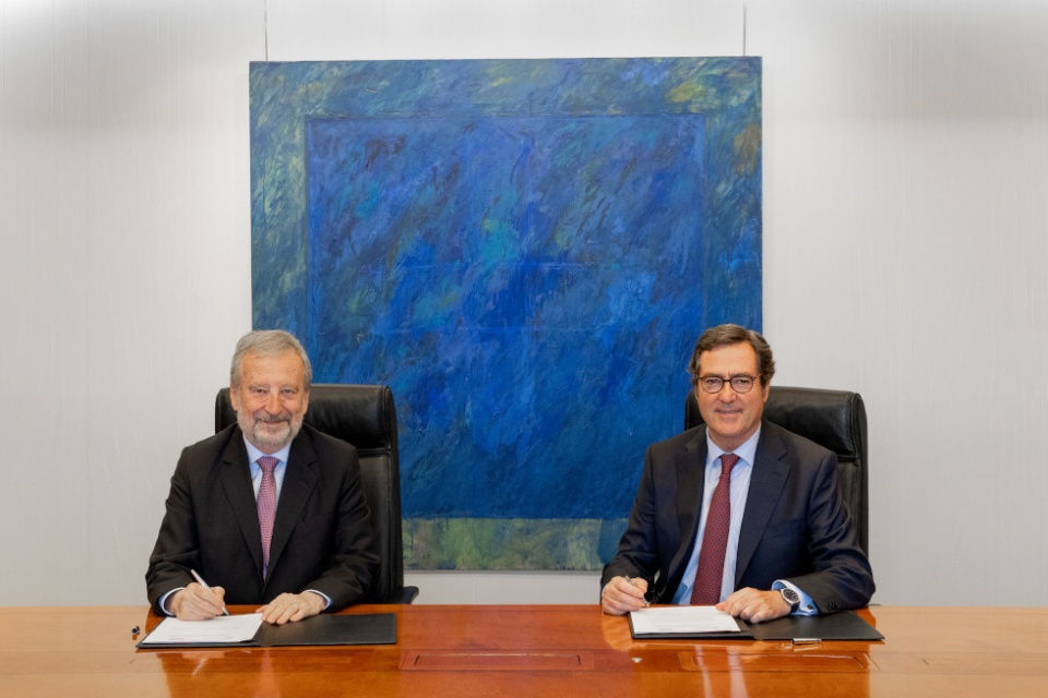 (De izquierda a derecha): el presidente de CaixaBank, Tomás Muniesa y el presidente de CEOE, Antonio Garamendi.