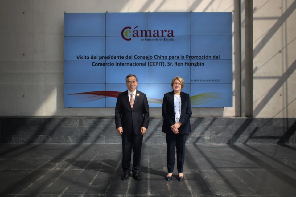 Ren Hongbin, presidente del CCPIT, e Inmaculada Riera, directora general de Cámara de España.