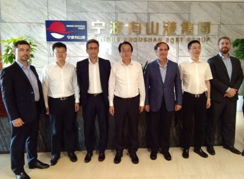 Francisco De los Santos, Nicolás Martínez, Gerardo Landaluce y Jaime Palacios con el director del Training Center, Chen Jin; el director general adjunto del grupo, Tao Chengbo y el director de Recursos Humanos del Puerto de Ningbo, Wang Jian