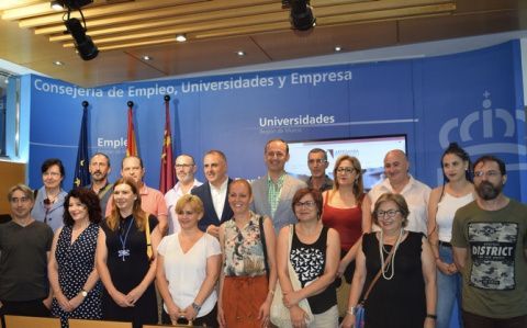 Javier Celdrán, junto al director general de Comercio, Consumo y Simplificación Administrativa, Francisco Abril, durante la presentación de la nueva web de Artesanía de la Región de Murcia.