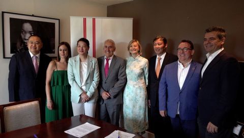 María Li Bao y Mónica Muñoz presidentas del ICGHC con los patronos y el rector de la Universidad de Sichuan.