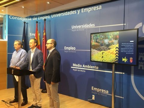Javier Celdrán, con representantes de la Asociación de Productores y Exportadores de Frutas y otros Productos Agrarios.