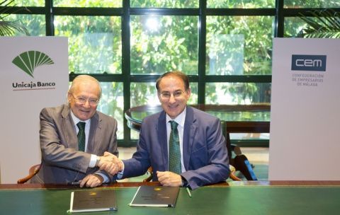 De izquierda a derecha, el Presidente  de Unicaja Banco, Manuel Azuaga, y el Presidente de CEM, Javier González de Lara.