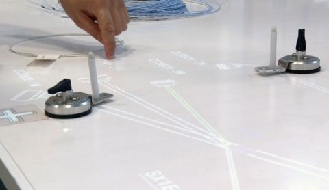 i-Workbench es una solución tecnológica para la fabricación de mazos de cables eléctricos, el ensamblaje de piezas y de preformas o el montaje de equipos, todo de forma digitalizada.