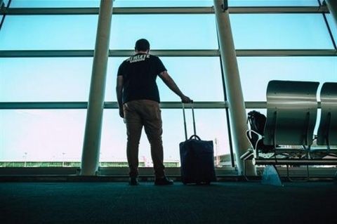 Pasajero en sala de espera en el Aeropuerto.