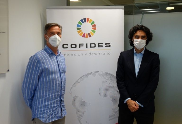 El director de Financiero de Inspiralia, Alfredo Sánchez, y el director general de COFIDES, Rodrigo Madrazo.