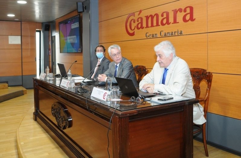 La presentación contó con la intervención del presidente de COFIDES, José Luis Curbelo, y del presidente de la Cámara, José Sánchez Tinoco.