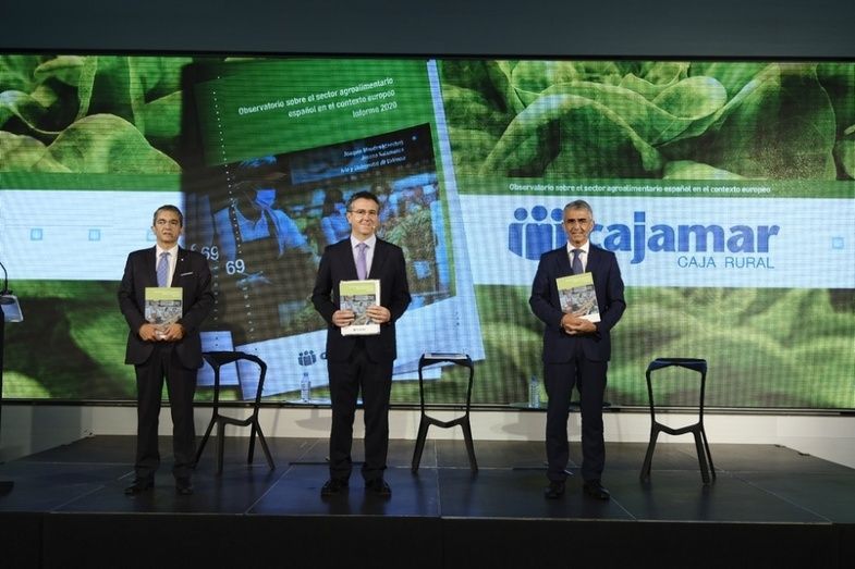 Joaquín Maudos, Eduardo Baamonde y Roberto García posan con el Informe.