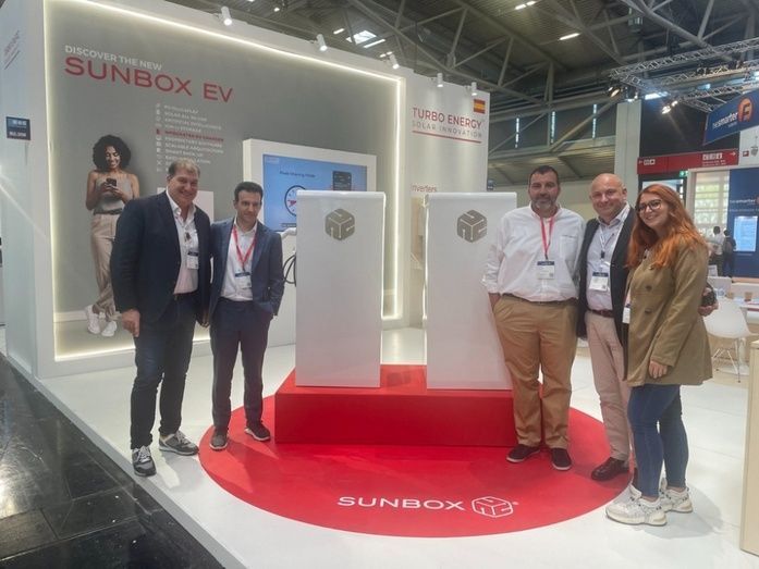 Enrique Selva, CEO de Turbo Energy, y Manuel Cercós, Business Development Manager de Turbo Energy, junto con el equipo directivo de Impretek.